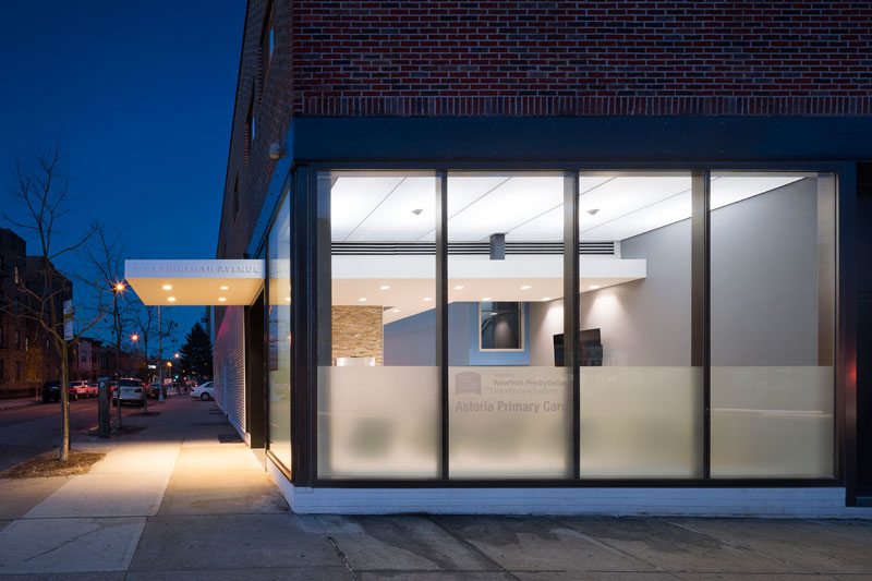 Also a winner of an AIA/AAH 2015 Healthcare Design Award is the New York Hospital Queens Astoria Primary Care Clinic, Astoria, N.Y. Architect: Michieli + Wyetzner Architects. Photo credit: Alexander Severin/RAZUMMEDIA