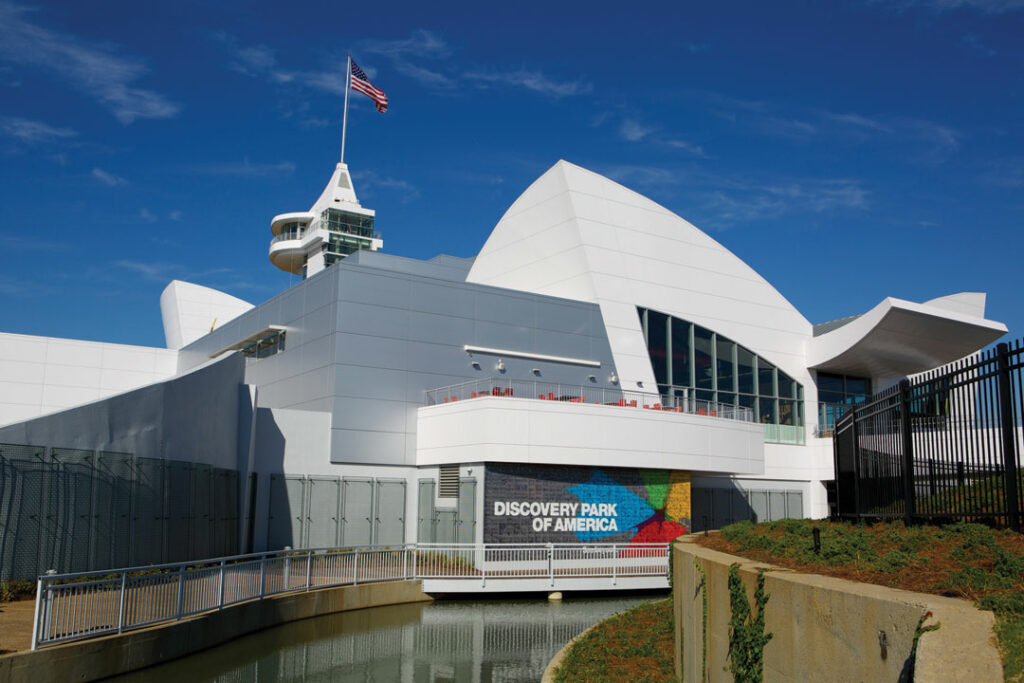 The Discovery Center in Union City, Tennessee, is home to a state-of-the-art science and history museum. Built with swooping aluminum panels finished with Duranar® and Duranar® XL coatings by PPG, the sculpture-like structure is designed to pique the curiosity of passers-by. © 2015 Bob Delevante Photography