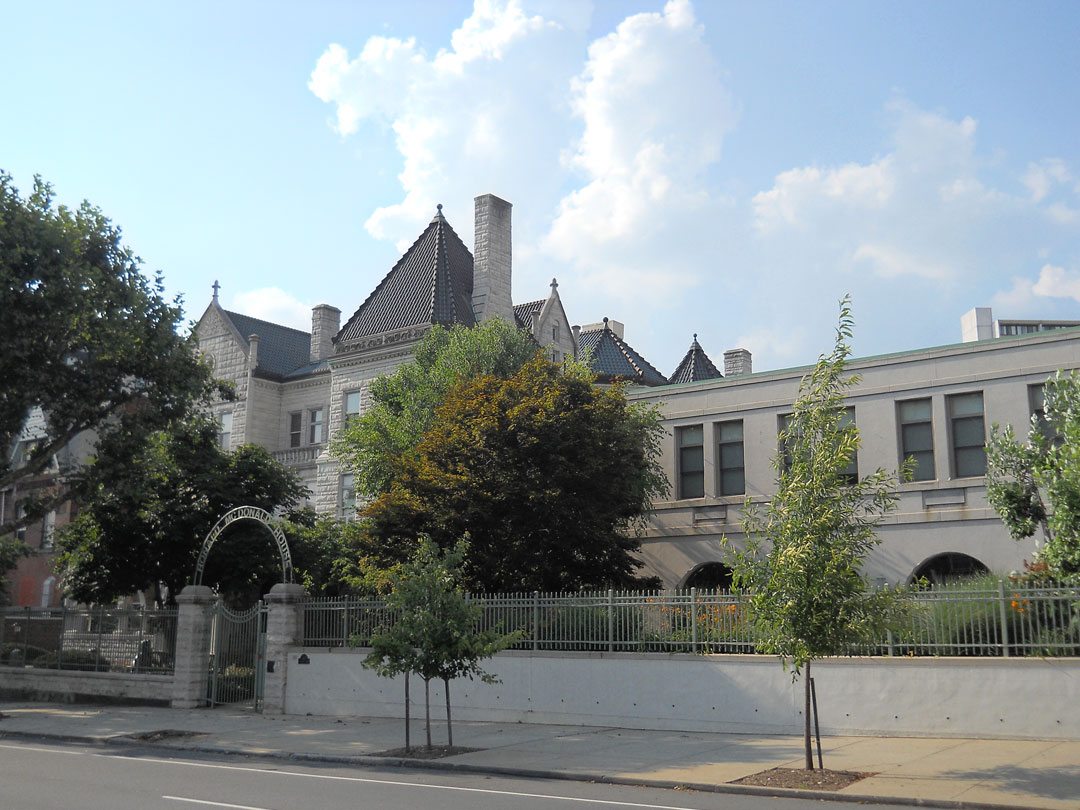 Philadelphia Ronald McDonald House, Chestnut St, West Philadephia. By Shuvaev (Own work) [CC BY-SA 3.0 (http://creativecommons.org/licenses/by-sa/3.0)], via Wikimedia Commons