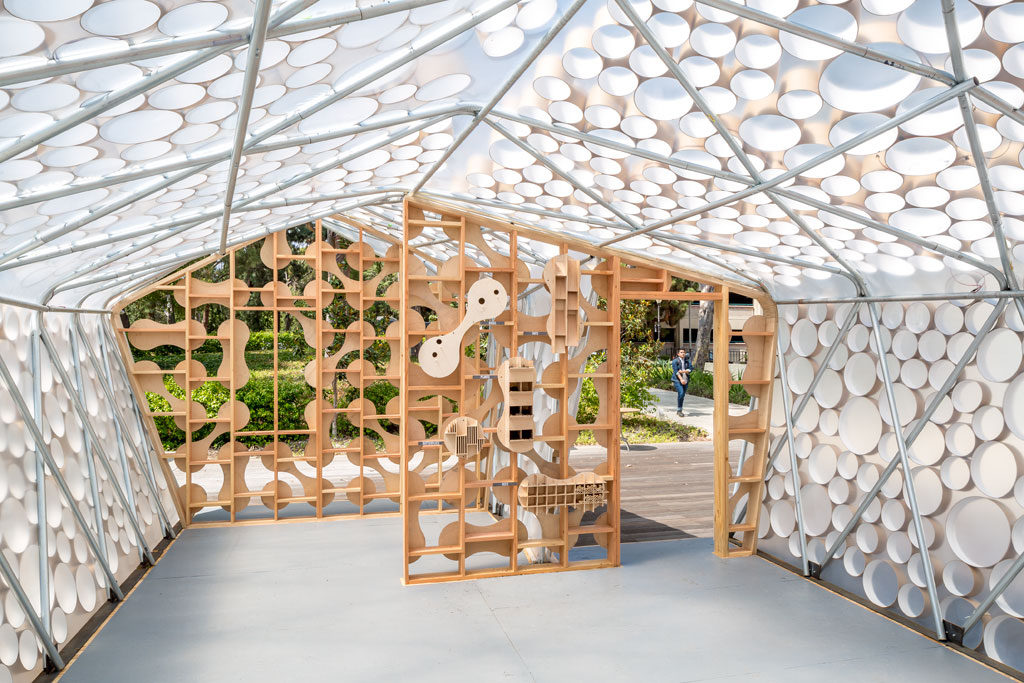 By minimizing the material intensity of the prototype environmental impact of the structure over its life cycle is between 10 and 100 times less than a conventional auxiliary dwelling. It can be recycled or reinstalled on another site. Photo credit: Nico Marques