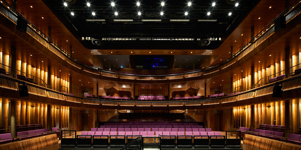 The new Linbury Theatre has finely detailed balconies in American Walnut, giving the theatre warmth and tactility. Photo: ©Hufton&Crow courtesy of Stanton Williams