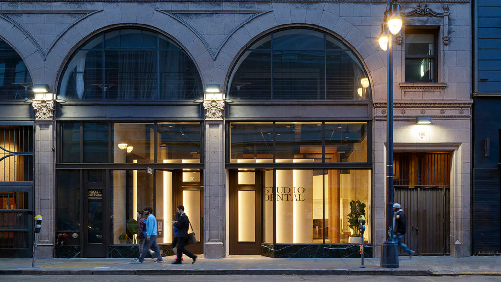 Situated within a rapidly developing neighborhood in San Francisco’s financial district, the dentists’ brick and mortar location is defined by a modern aesthetic, while honoring the historic elements of the base building. Photo: © Kevin Scott
