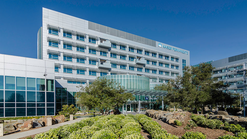 Kaiser Permanente San Diego Medical Center. Photo by Brennan Photo and Video, courtesy of Quality Metalcrafts and Linetec
