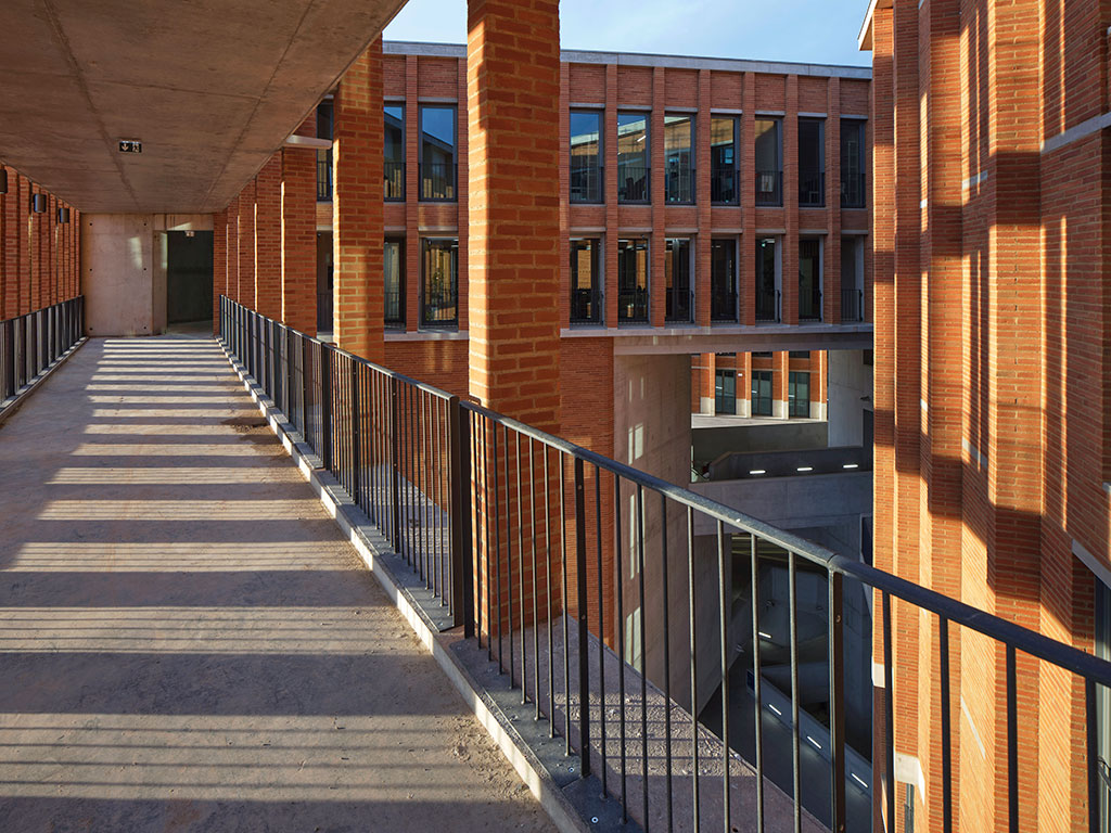 Located at a turning point of the Canal de Garonne, the site of the new School of Economics is important for the university and the city. The new building, with seven stories above ground and two basements, is, according to the architects, “a composition of the re-interpreted elements of Toulouse: the buttresses, the walls, the ramps, the cool mysterious interiors, the cloisters and the courtyards.” Photo credit: © Dennis Gilbert, courtesy of the Pritzker Architecture Prize