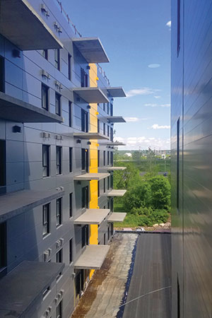 CIME Consultants specified structural thermal breaks to insulate balconies from the interior slabs supporting them. Photo courtesy of Schöck